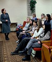 Молодежь АПЗ на "Часе речевого этикета" в Центральной городской библиотеке 